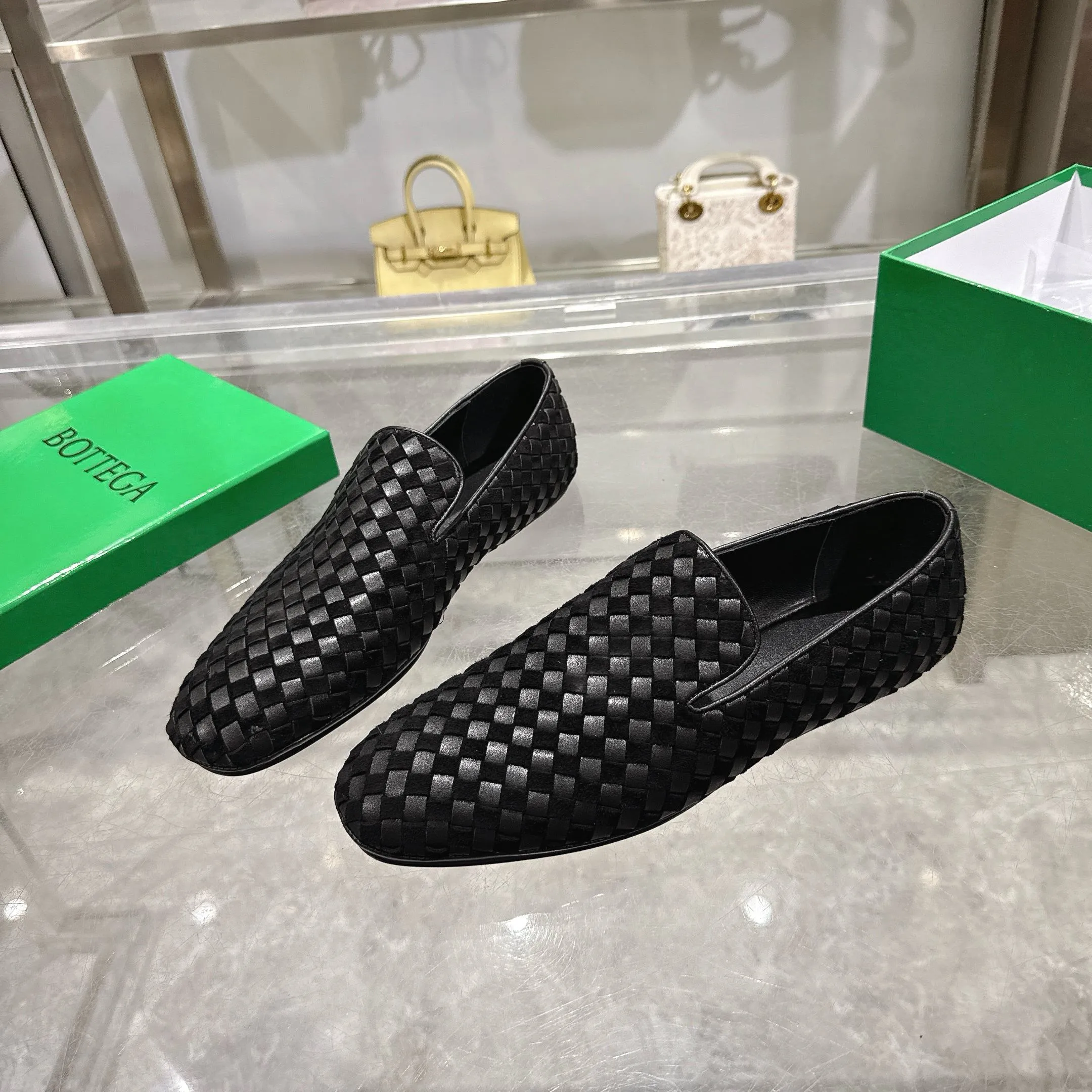 [BV] Top P: 760💰Size for couples: Female 35-39 Male 39--44 (Female 40. Male 38.45.46.47 customization is not returnable) [Note‼ ️] Add 💰 to size 46, add 💰 to size 47. Bottega Veneta's 2025 autumn counter synchronized genuine leather outsole classic woven half-drag couple model Bottega Veneta square toe flat shoes, imported mixed sheepskin, imported sheep! Leather outsole! [Rose][Rose]! Purely hand-woven and operated, the original board is reproduced one-to-one! quality assurance!